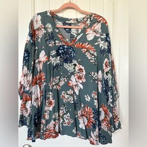 Easel Size L floral swing 3/4 sleeve vneck flowy cape-like boho top BEAUTIFUL